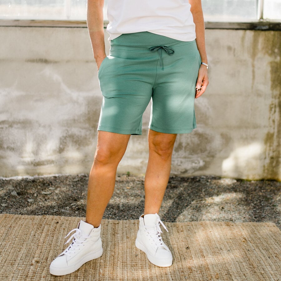 Holiday shorts - larch green