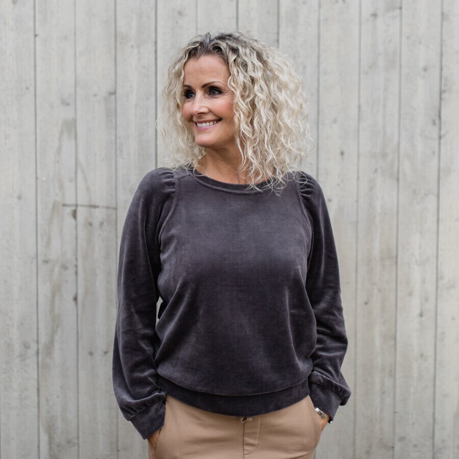 Reach velour sweater - pitch grey