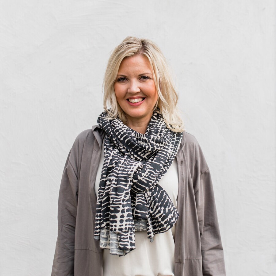 Sally shawl - borneo carbon black