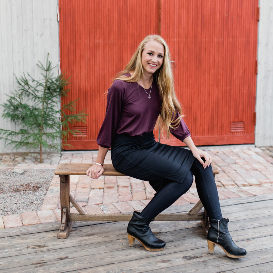 Scarlet short skirt - black  