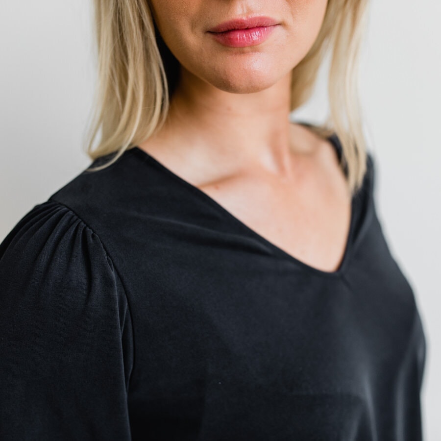 Line blouse - black